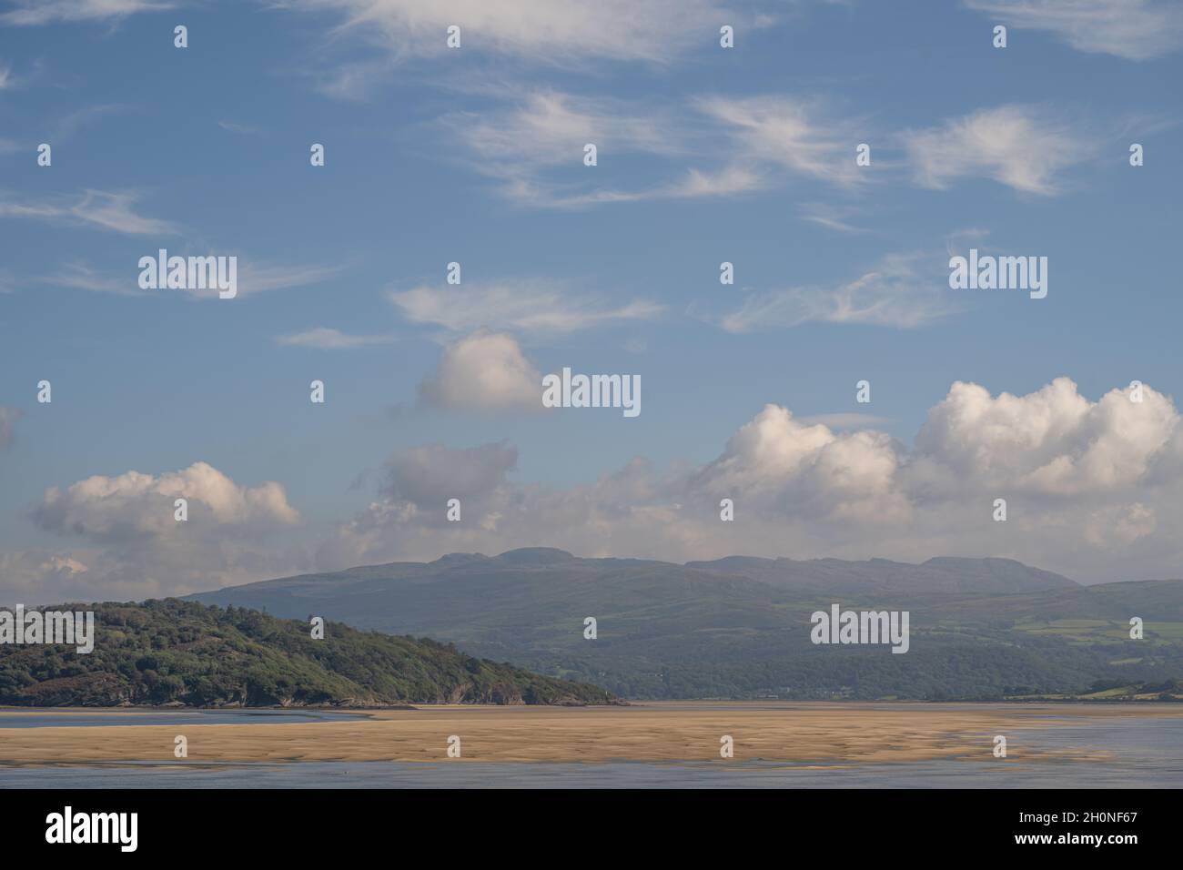 Guardando fuori dalla baia a Borth-y-Gest vicino Porthmadog Gwynedd Galles del Nord Foto Stock