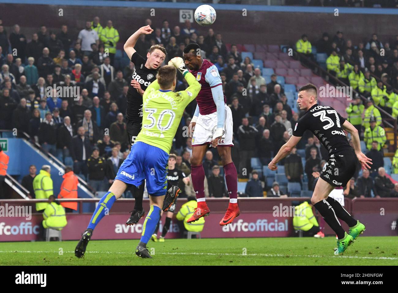 Jonathan Kodjia di Aston Villa vede il suo colpo sul gol salvato dal portiere del Leeds United Bailey Peacock-Farrell Foto Stock
