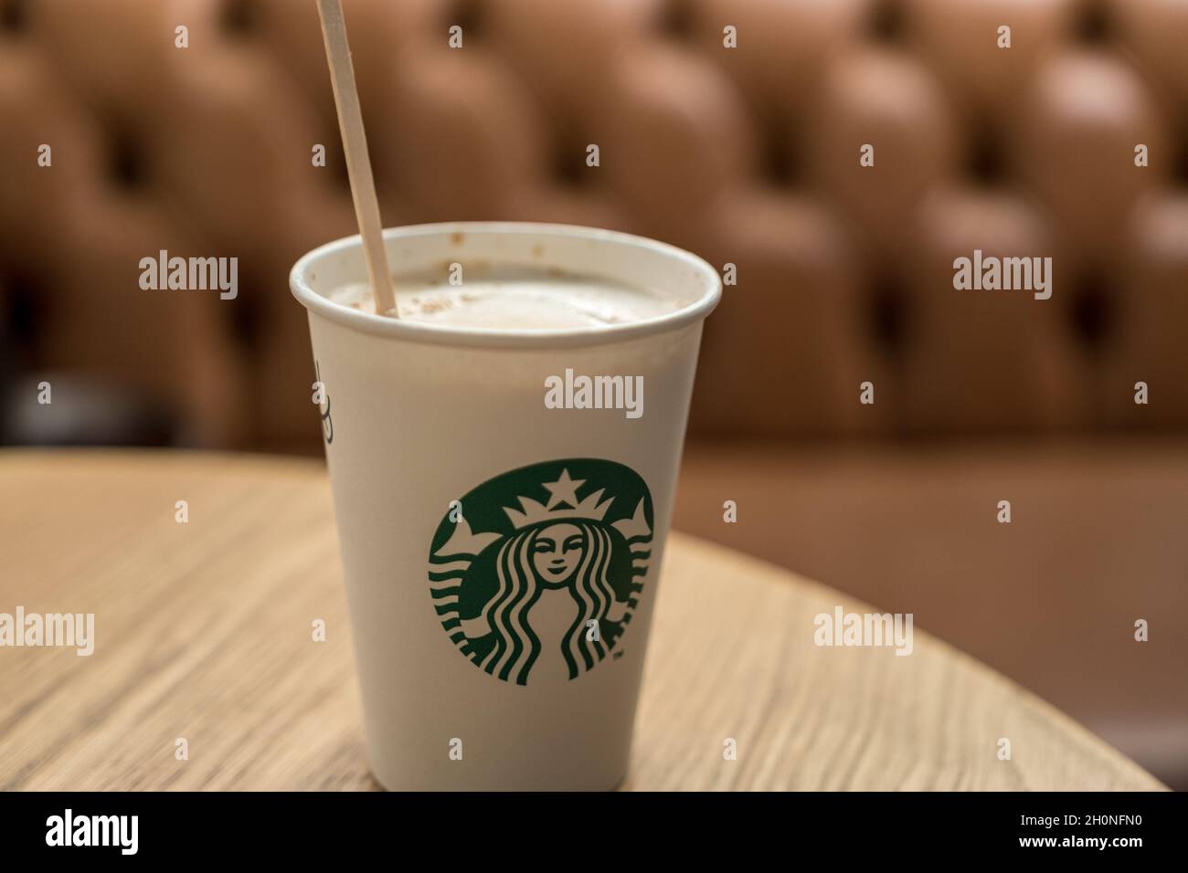Barcellona, Spagna - 17 marzo 2019: Tazza di caffè con il logo Starbucks sul tavolo. Foto Stock