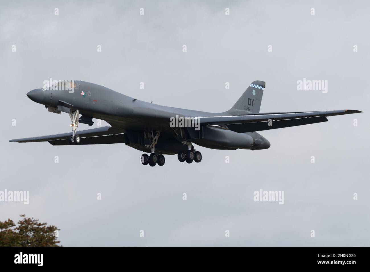 RAF FAIRFORD, KEMPSFORD, GLOUCESTERSHIRE, INGHILTERRA, MERCOLEDÌ 13 OTTOBRE 2021 : Un Bomber dell'aeronautica degli Stati Uniti B1 atterra a RAF Fairford in Gloucestershire, Inghilterra sabato 11 Settembre 2021. (Credit: Robert Smith | MI News ) Credit: MI News & Sport /Alamy Live News Foto Stock