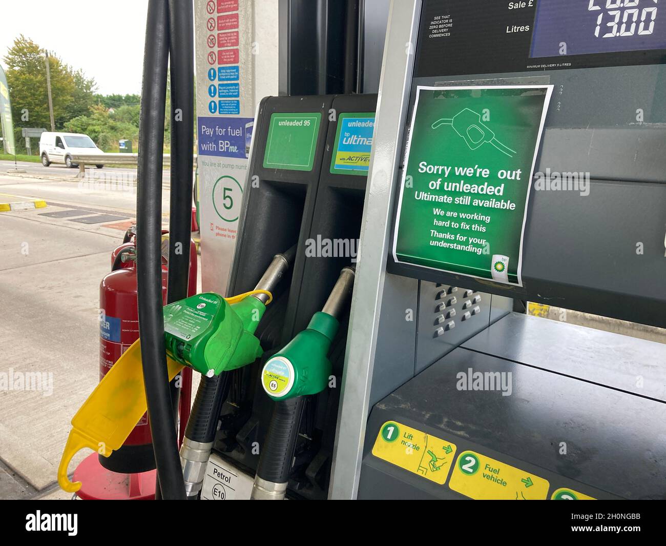 Segno per annouce ci scusi di benzina senza piombo, alla stazione di servizio BP, secondo quanto riferito a causa della scarsità di conducenti di HGV, Regno Unito Foto Stock