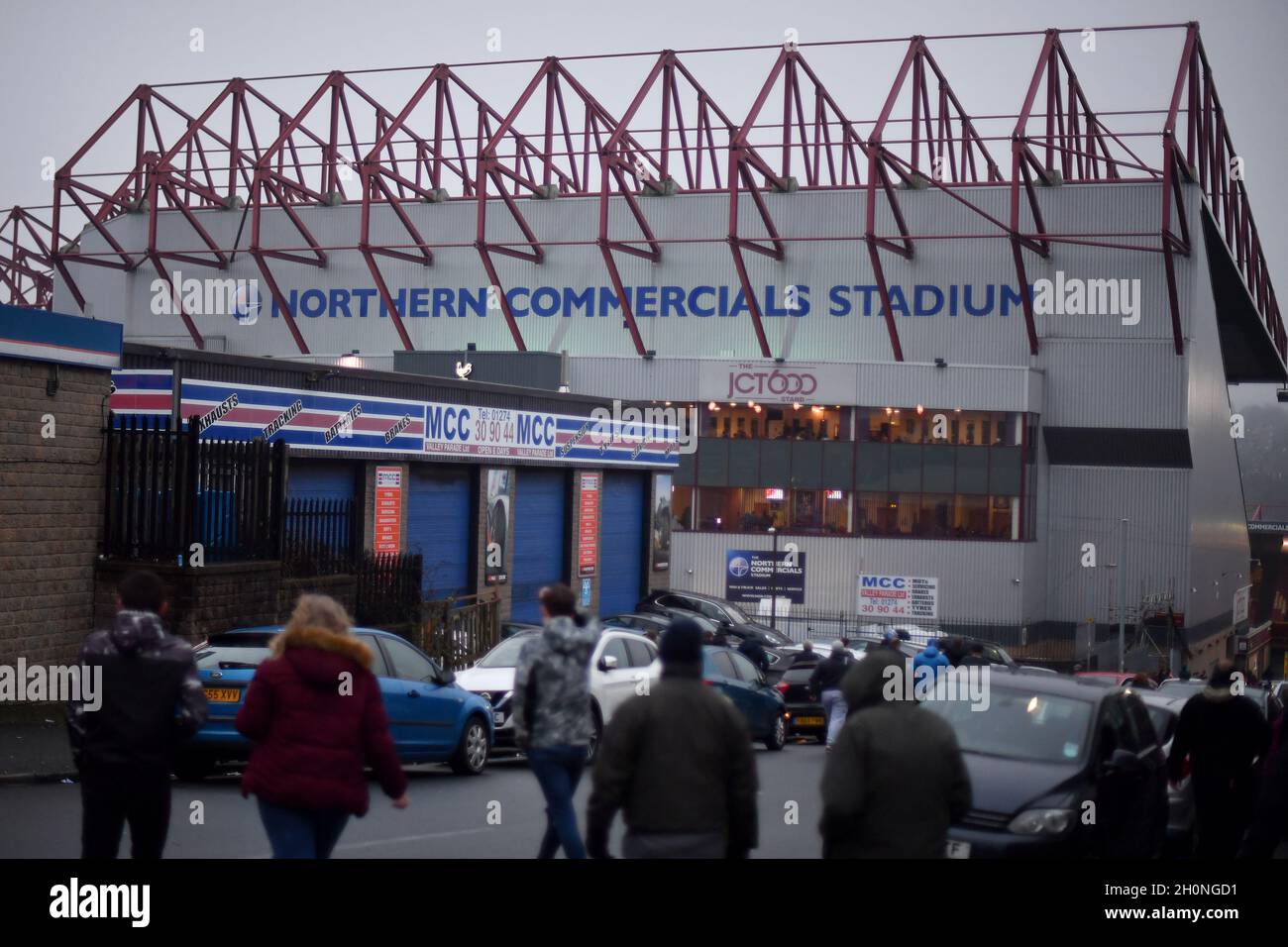I fan arrivano al Northern Commerals Stadium Foto Stock