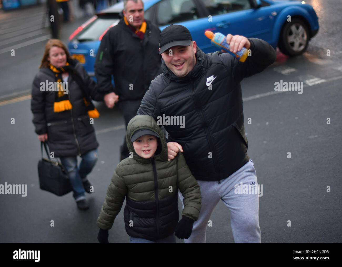 I fan arrivano al Northern Commerals Stadium Foto Stock