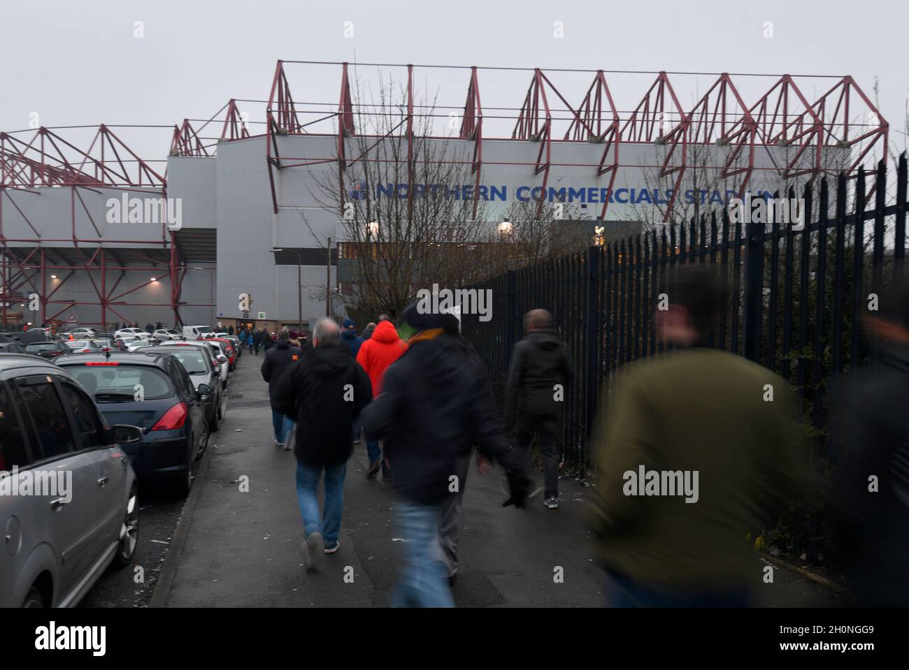 I fan arrivano al Northern Commerals Stadium Foto Stock