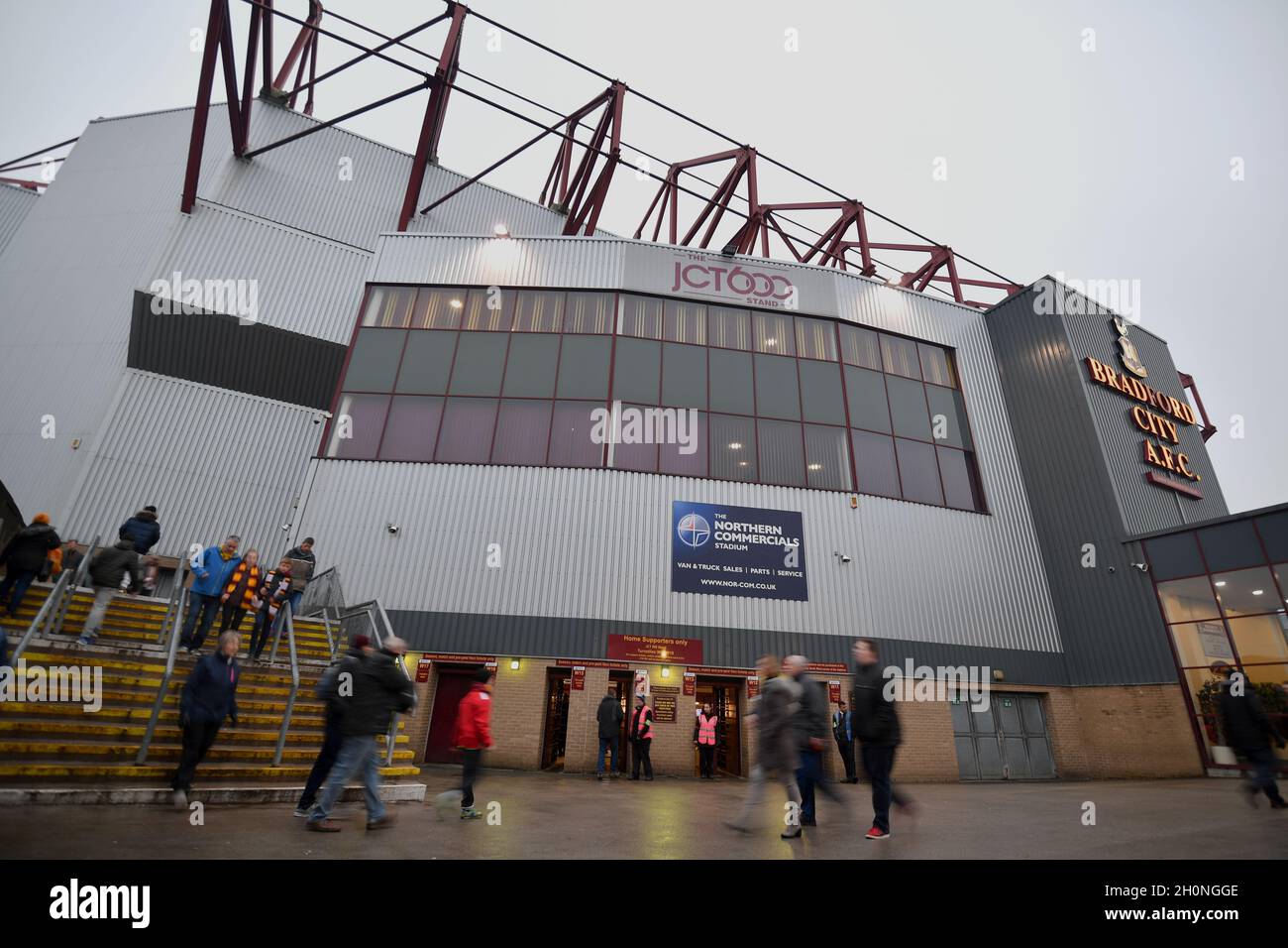 I fan arrivano al Northern Commerals Stadium Foto Stock