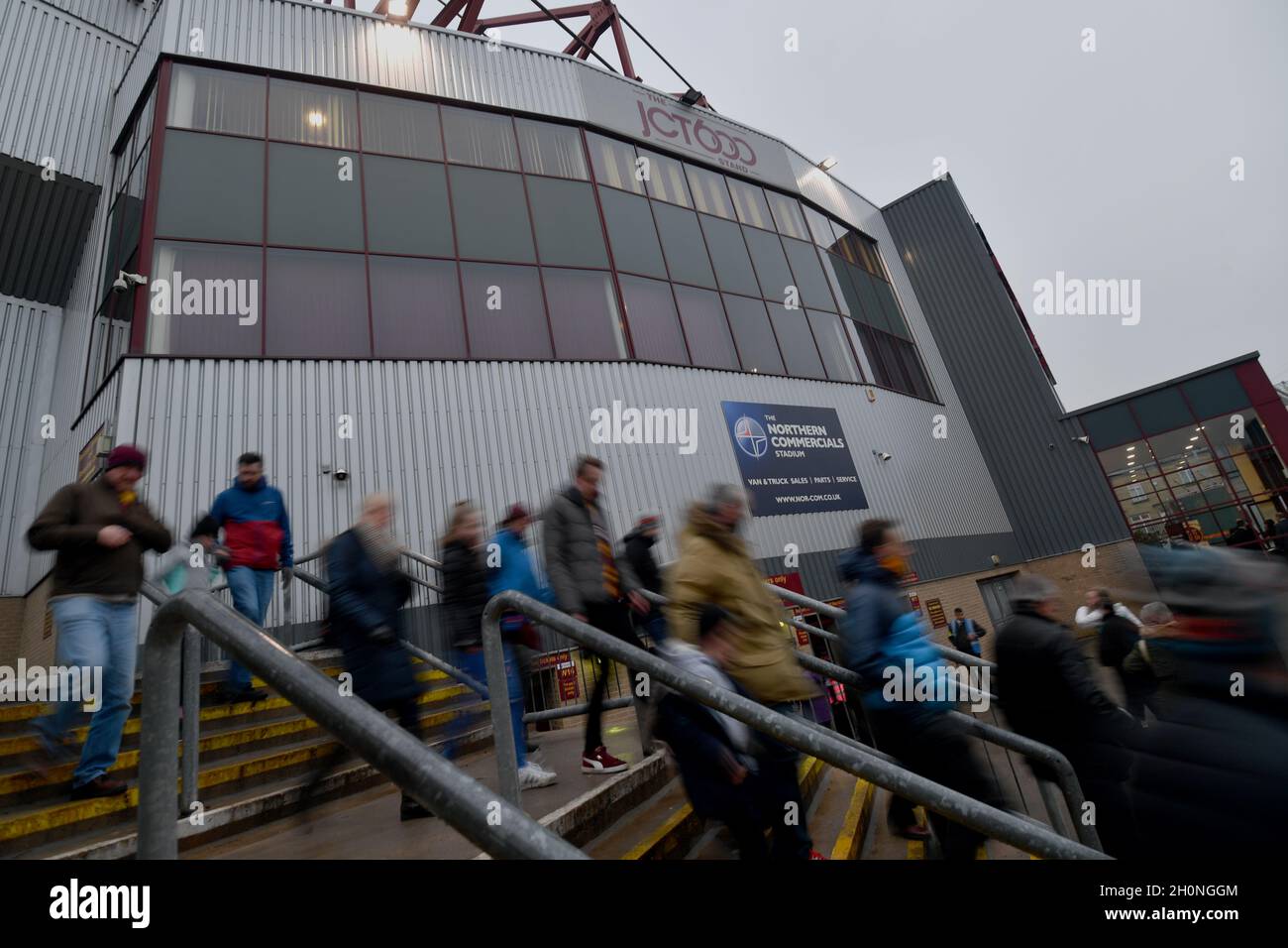 I fan arrivano al Northern Commerals Stadium Foto Stock