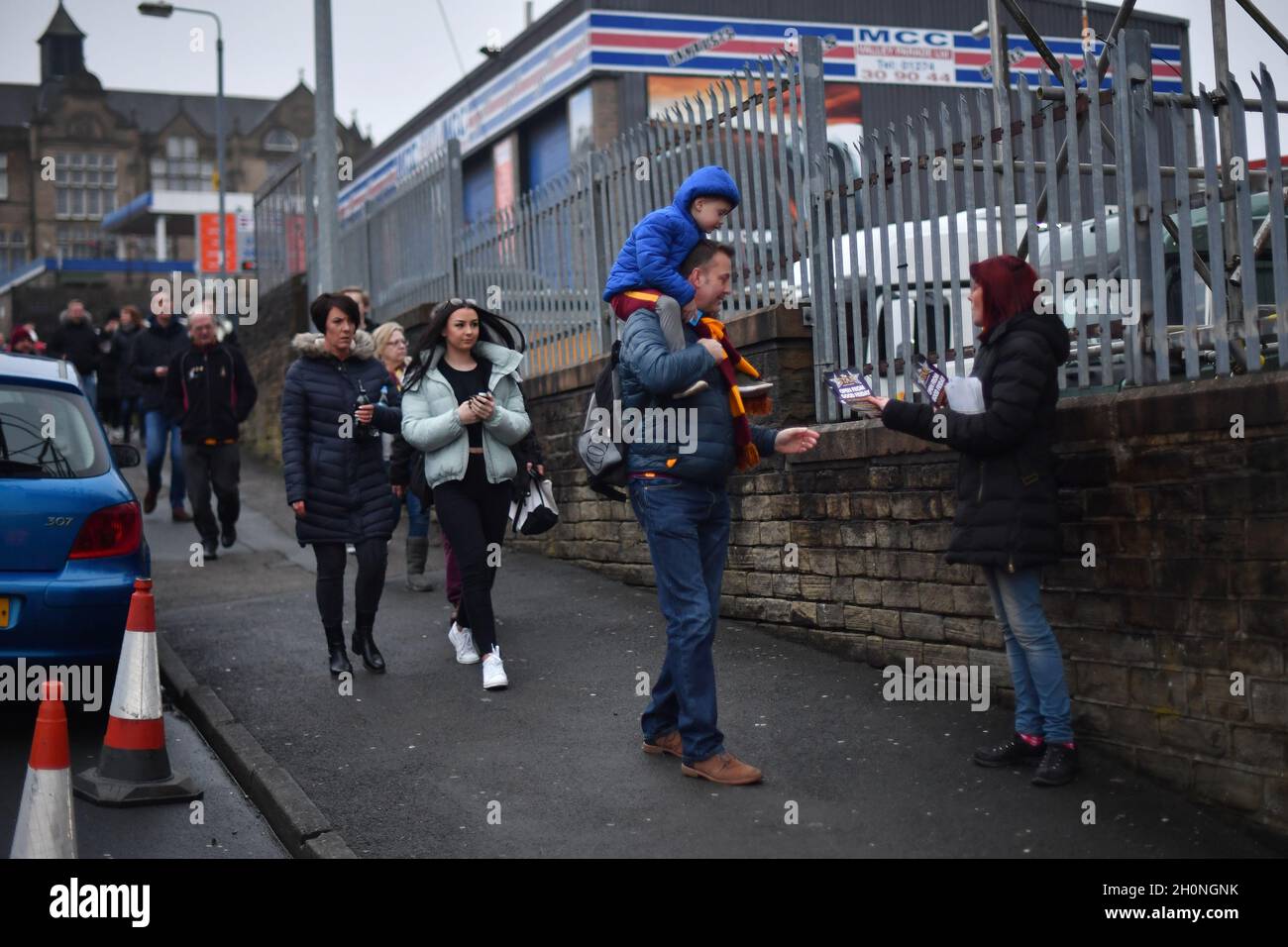 I fan arrivano al Northern Commerals Stadium Foto Stock