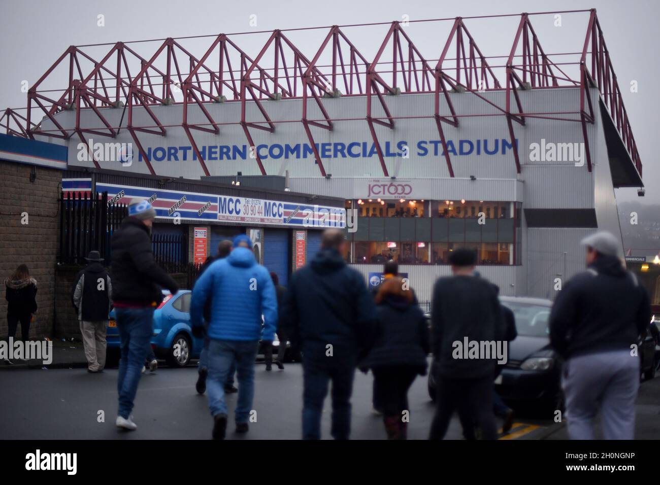 I fan arrivano al Northern Commerals Stadium Foto Stock