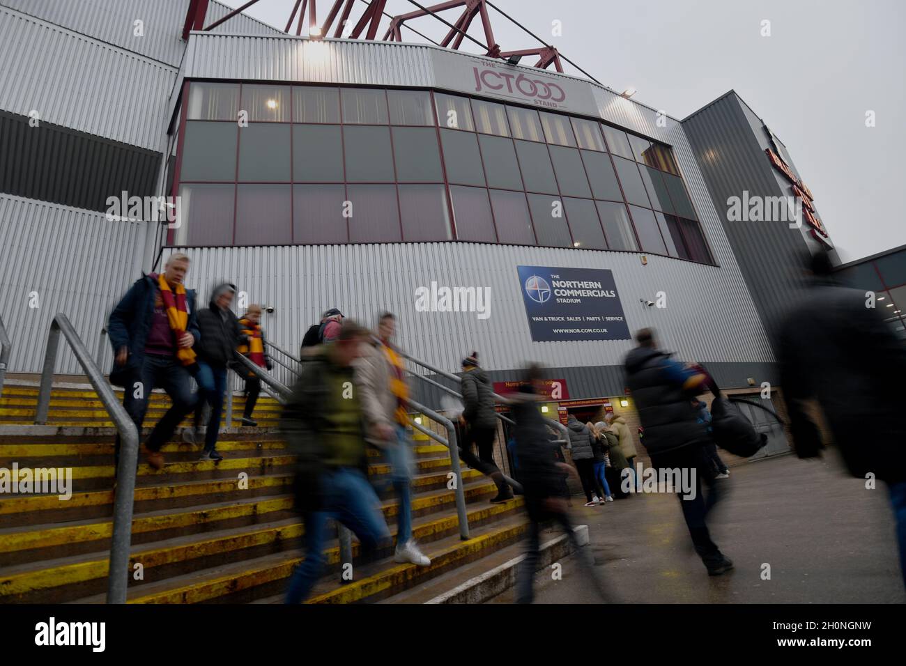 I fan arrivano al Northern Commerals Stadium Foto Stock