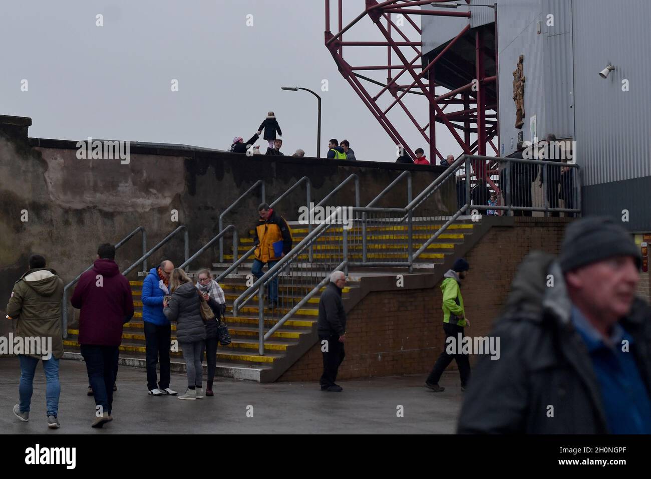 I fan arrivano al Northern Commerals Stadium Foto Stock
