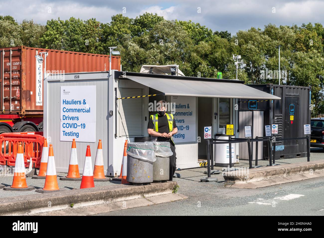 Centro di test COVID-19 per conducenti commerciali presso la stazione di servizio Burtonwood sull'autostrada M62 nel Regno Unito. Foto Stock
