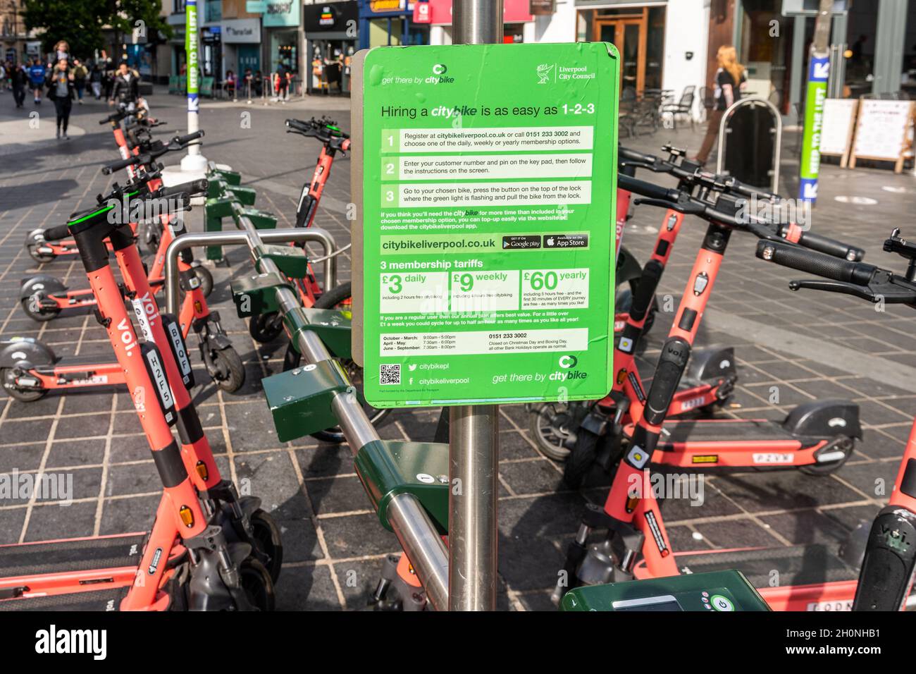 Voi e-scooters noleggiato a Liverpool, Merseyside, Regno Unito. Foto Stock