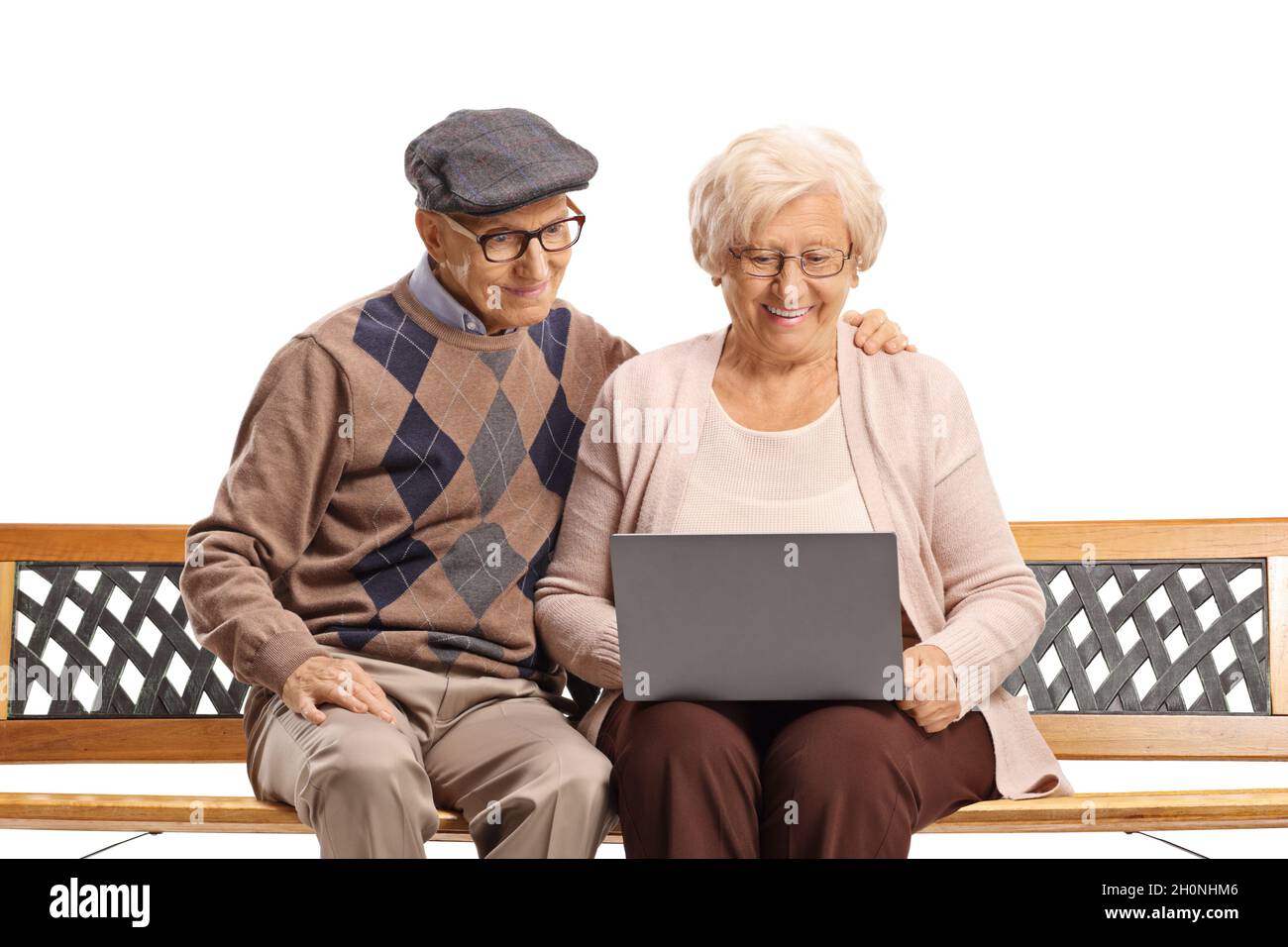 Gli anziani si accoppiano su un banco con un computer portatile isolato su sfondo bianco Foto Stock