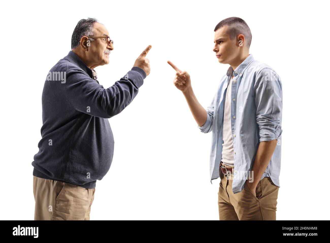 Uomo maturo che scolding un giovane ragazzo arrabbiato isolato su sfondo bianco Foto Stock