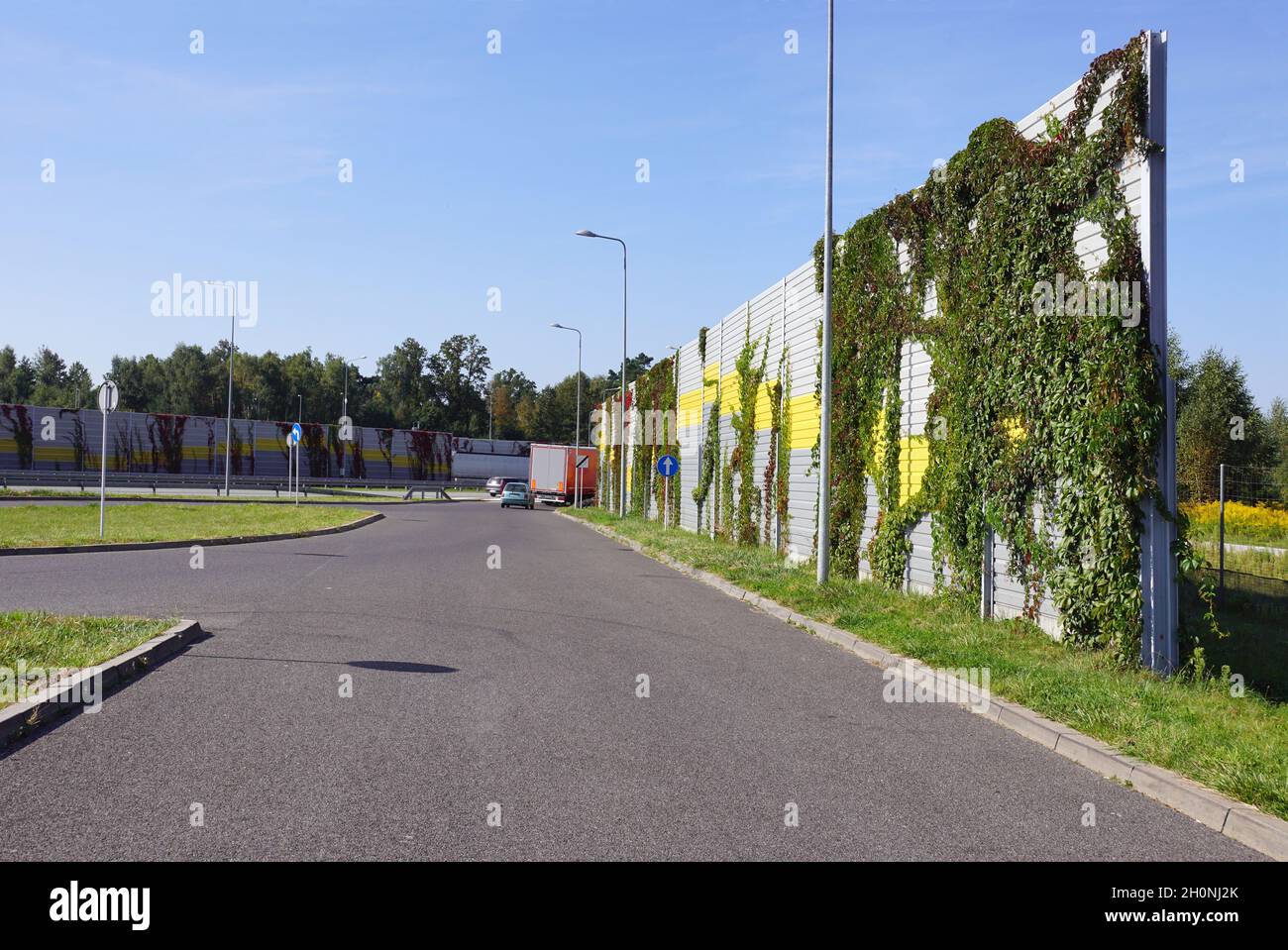 Barriere antirumore in autostrada. Le barriere proteggono i residenti locali dal rumore del traffico. Foto Stock