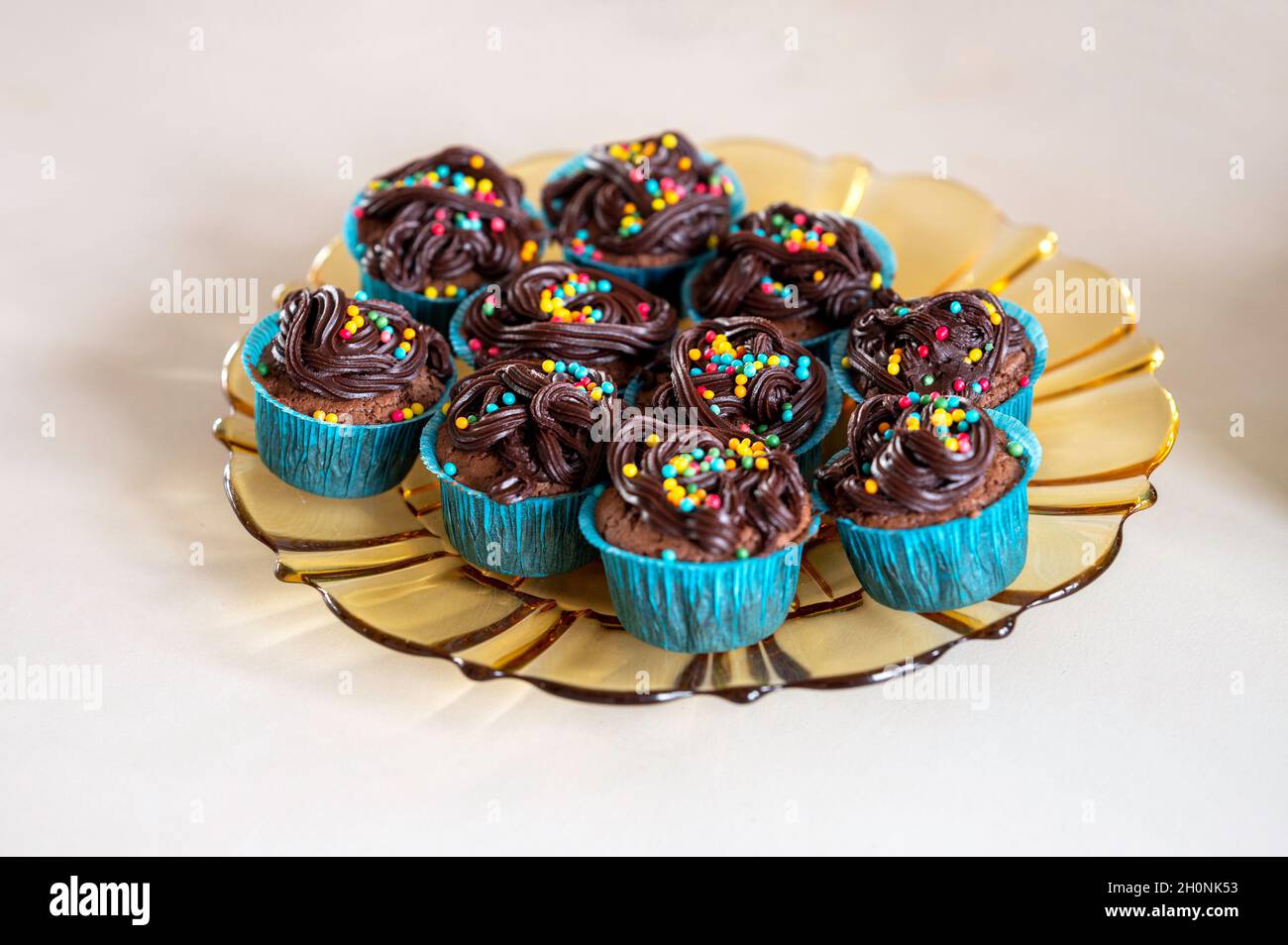 Cupcake al cioccolato su una lastra di vetro Foto Stock