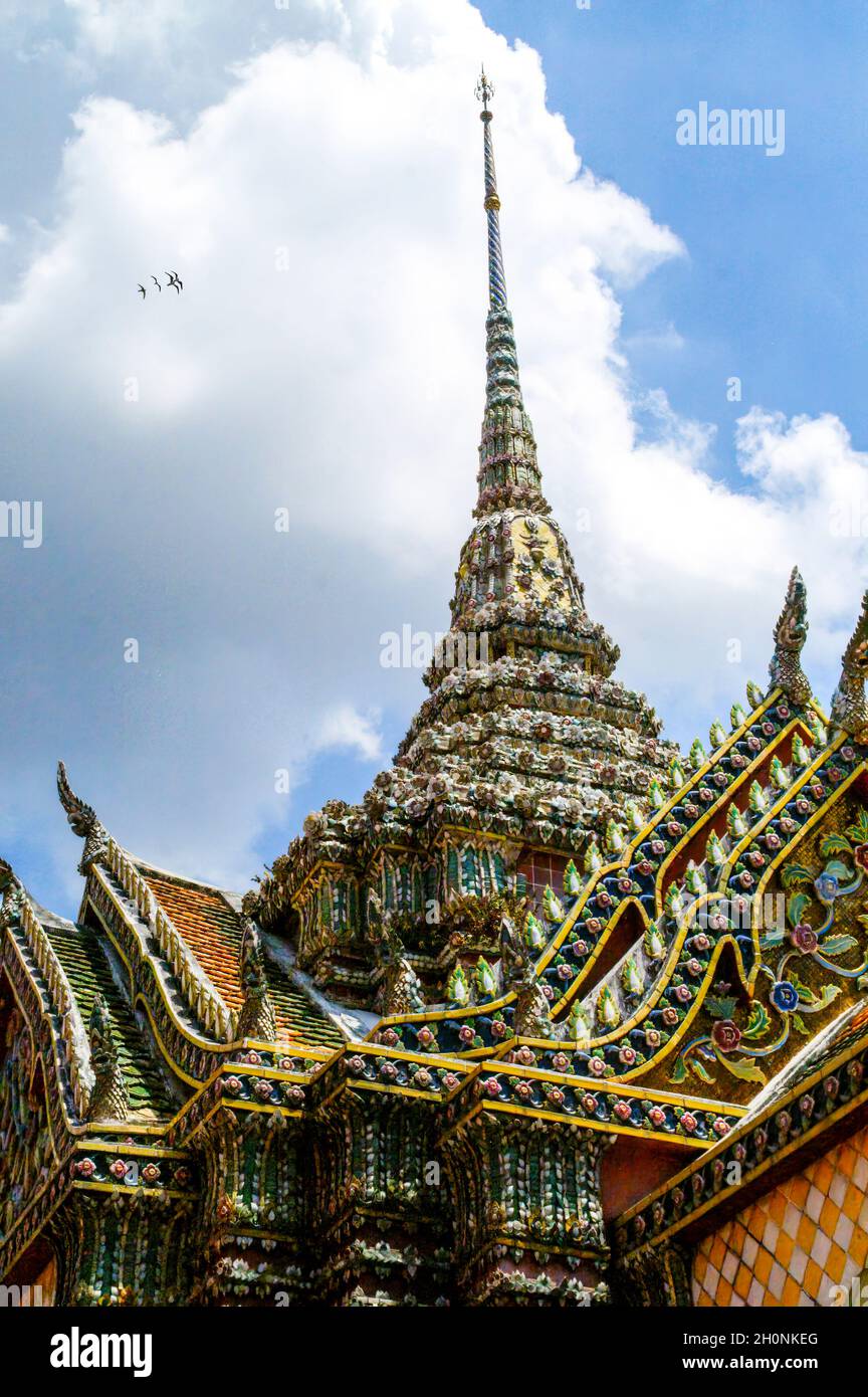 Clase dettaglio del bellissimo mosaico e lavori scolpiti sul tempio Phra Wiharn Yod nel Grand Palace. Bangkok, Tailandia Foto Stock
