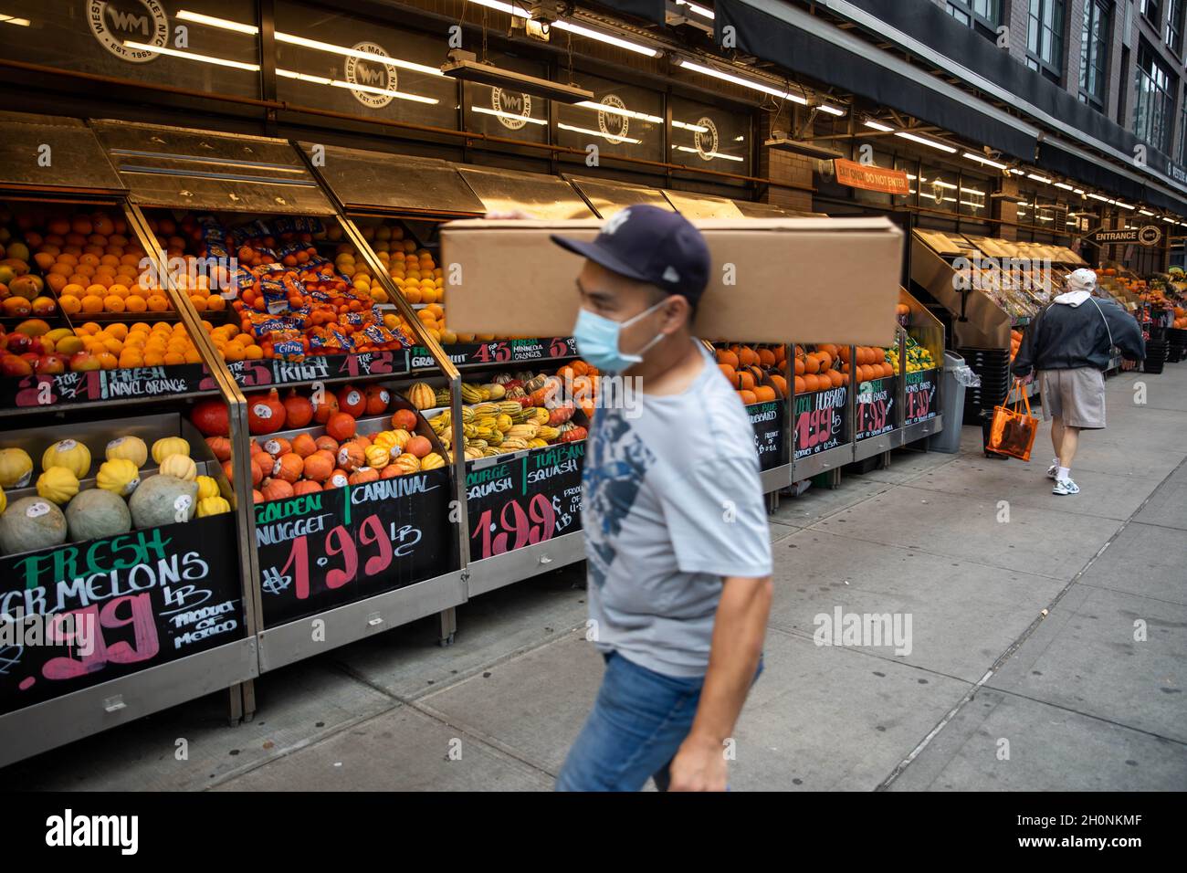 New York, Stati Uniti. 13 ottobre 2021. I pedoni passano accanto al Westside Market di New York, Stati Uniti, il 13 ottobre 2021. L'inflazione degli Stati Uniti è rimasta elevata in settembre, come le interruzioni della catena di approvvigionamento hanno persistito per mesi, il Dipartimento del lavoro ha riferito il Mercoledì. L'indice dei prezzi al consumo (CPI) è aumentato del 0.4% a settembre dopo l'aumento del 0.3% ad agosto. Negli ultimi 12 mesi fino a settembre, l'indice è aumentato del 5.4%, leggermente in su dal 5.3% passo per il periodo di 12 mesi che termina agosto, il dipartimento ha detto. Credit: Xinhua/Alamy Live News Foto Stock