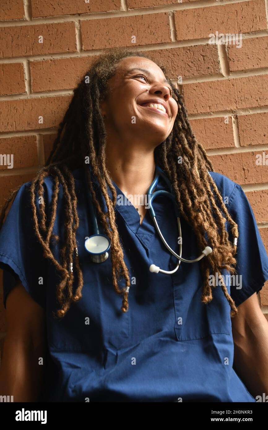 Medico femminile con lunghi temerini Foto Stock