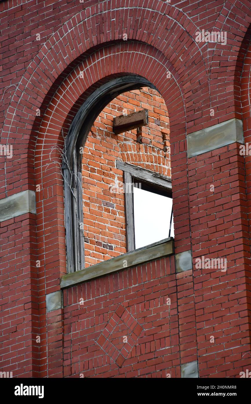 Vecchi edifici in mattoni rossi non più in uso. Foto Stock