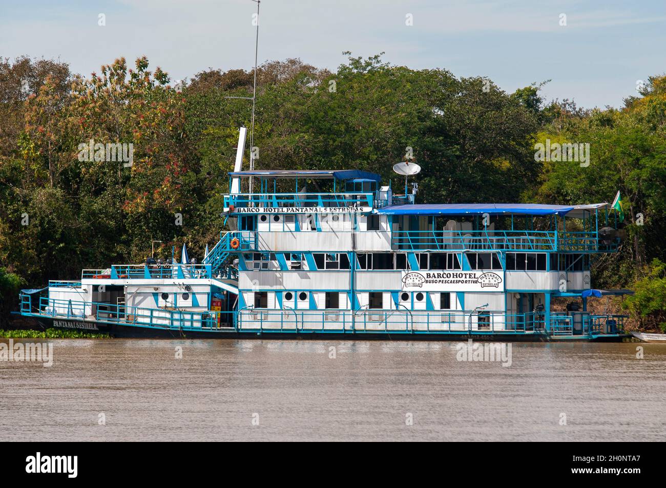 Boat hotel situato presso il fiume Cuiabá, destinato a persone che vogliono fare gite di pesce o safari avvistamenti jaguar, Pantanal, Mato Grosso, Brasile Foto Stock