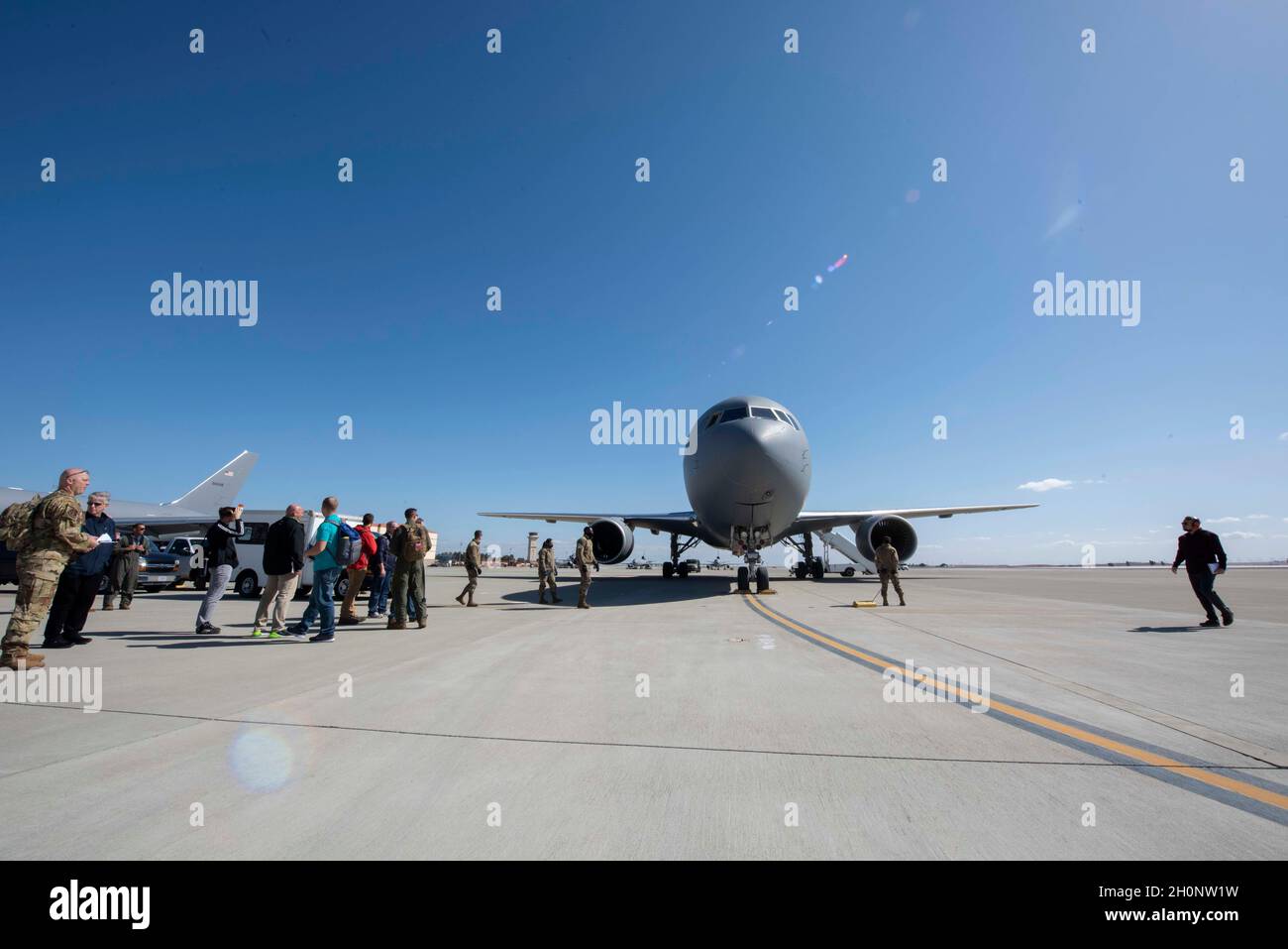 I membri del 60° Aerial Port Squadron show Boeing, Air Mobility Command e Air Force Materiel Command si riuniscono intorno a un KC-46A Pegasus 8 ottobre 2021 presso la base dell'aeronautica di Travis, California. I membri di Boeing, Air Mobility Command e Air Force Materiel Command hanno visitato il 60esimo APS Ottobre 7-9 per valutare le loro operazioni di pianificazione, configurazione e carico del carico per il KC-46A Pegasus. (STATI UNITI Air Force foto di Senior Airman Alexander Merchak) Foto Stock