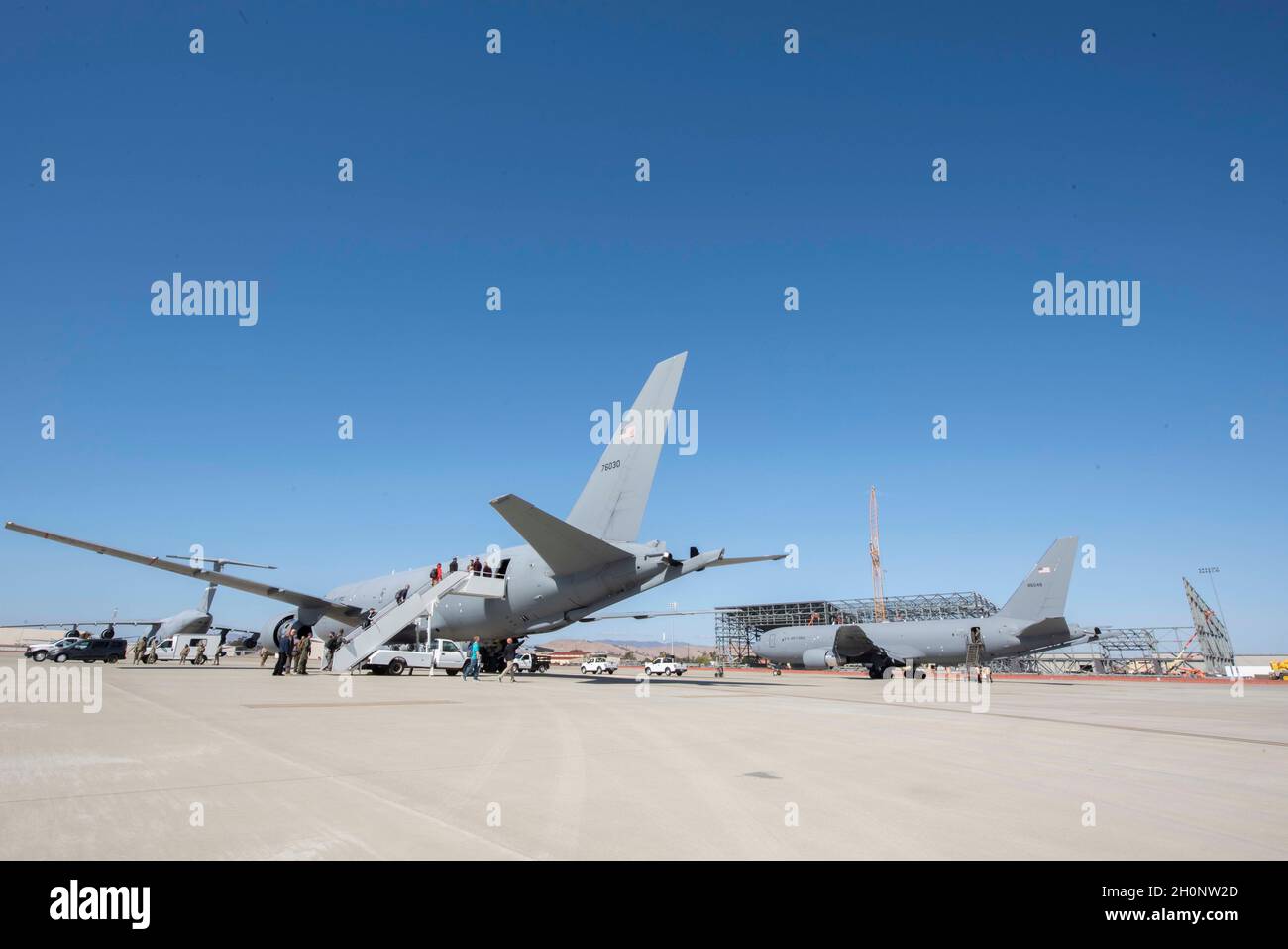 I membri del 60° Aerial Port Squadron, Boeing, Air Mobility Command e Air Force Materiel Command si imbarcarono su un KC-46A Pegasus durante una visita dell'8 ottobre 2021 alla base dell'aeronautica di Travis, California. La visita ha permesso a Boeing di osservare le procedure di movimentazione e carico del carico al 60esimo APS. (STATI UNITI Air Force foto di Senior Airman Alexander Merchak) Foto Stock