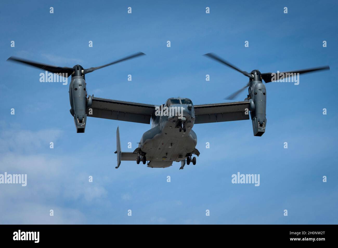 U.S. AIR FORCE ACADEMY, Colom. – Un CV-22 Osprey della base dell'aeronautica di Kirtland si avvicina per un atterraggio presso l'area Cadet dell'Accademia dell'aeronautica degli Stati Uniti l'8 ottobre 2021 a Colorado Springs, Colom. L'aeromobile ad ala rotante, parte della 58° Special Operations Wing a Kirtland AFB, New Mexico, Atterrato nell'area Cadet dell'Accademia per fornire ai cadetti opportunità di familiarizzazione e voli di orientamento nel tentativo di sviluppare conoscenza e passione per airpower all'interno dell'ala cadetto. – (STATI UNITI Air Force photo/Joshua Armstrong) Foto Stock