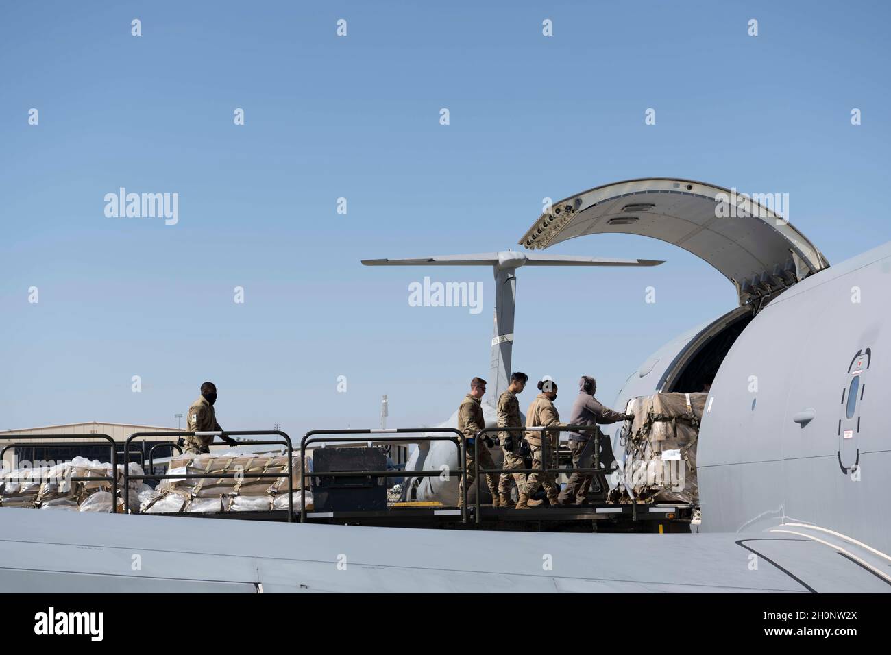 I membri del 60esimo Aerial Port Squadron caricano il carico in un KC-46A Pegasus 8 ottobre 2021, alla base dell'aeronautica di Travis, California. I membri di Boeing, Air Mobility Command e Air Force Materiel Command hanno visitato il 60esimo APS Ottobre 7-9 per valutare le loro operazioni di pianificazione, configurazione e carico del carico per il KC-46A Pegasus. (STATI UNITI Air Force foto di Senior Airman Alexander Merchak) Foto Stock