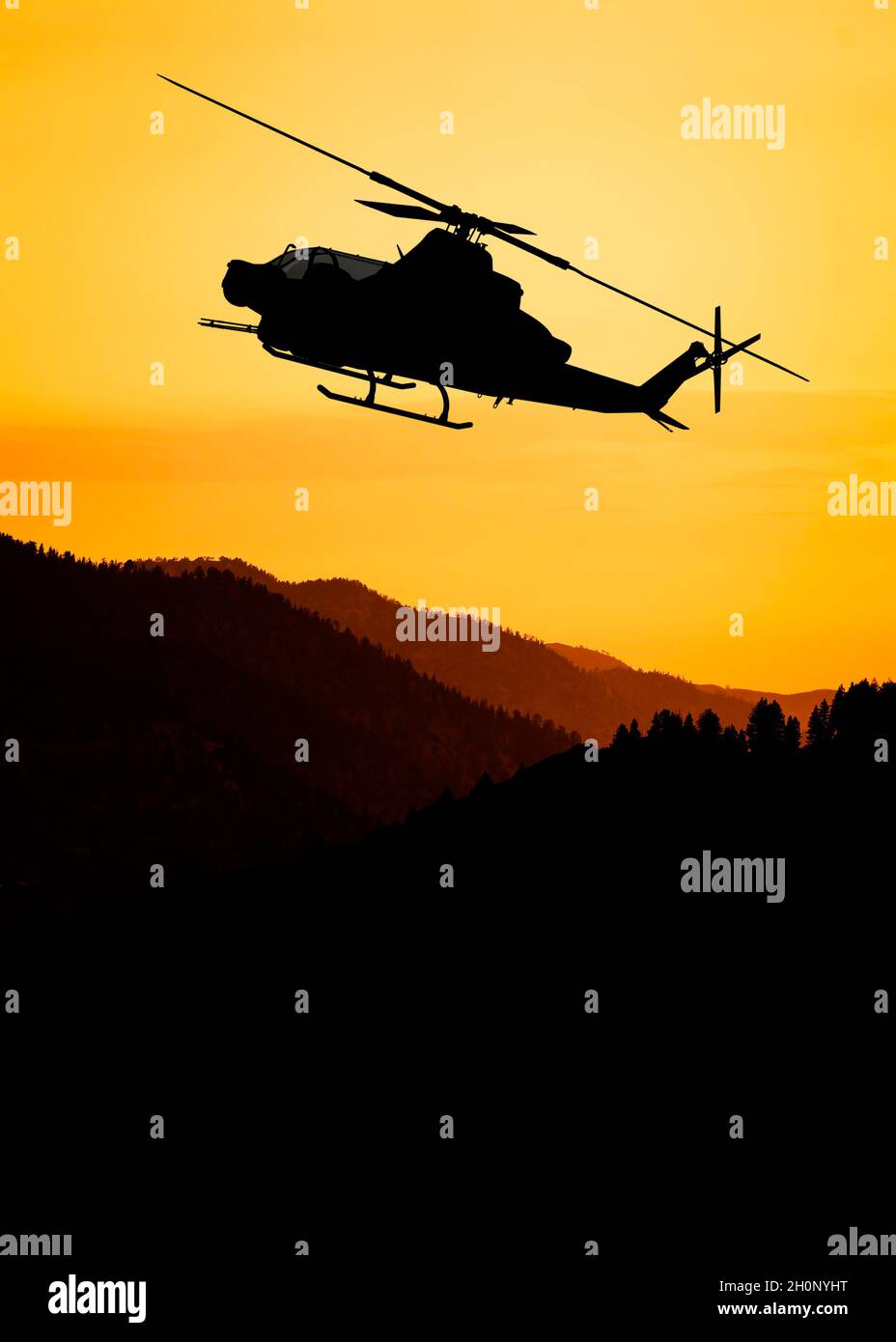 American Attack elicottero silhouette in volo Foto Stock
