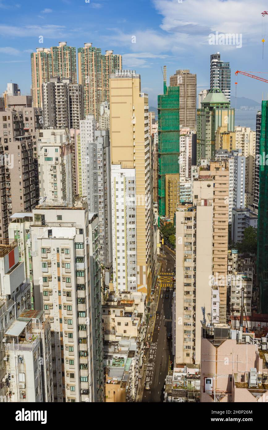 Vista ravvicinata dei moderni grattacieli e dell'architettura torreggiante, Hong Kong, Cina. Foto Stock