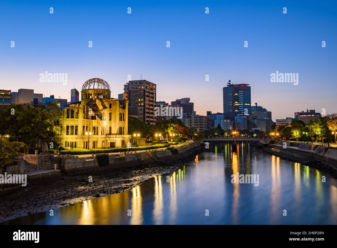 Bella luce di Hiroshima, vista skyline del Giappone con le rovine della cupola della bomba atomica all'alba. Foto Stock