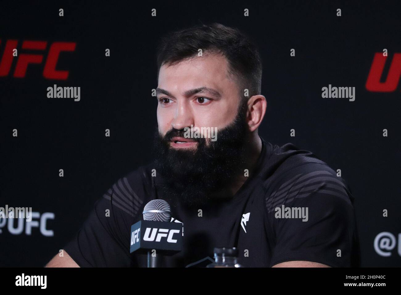 13 ottobre 2021: LAS VEGAS, NV - 13 OTTOBRE: Andrei Arlovski interagisce con i media durante la UFC Vegas 40: Ladd v Dumont Media Day alla UFC Apex il 13 ottobre 2021 a Las Vegas, Nevada, Stati Uniti. (Credit Image: © Diego Ribas/PX Imagens via ZUMA Press Wire) Foto Stock