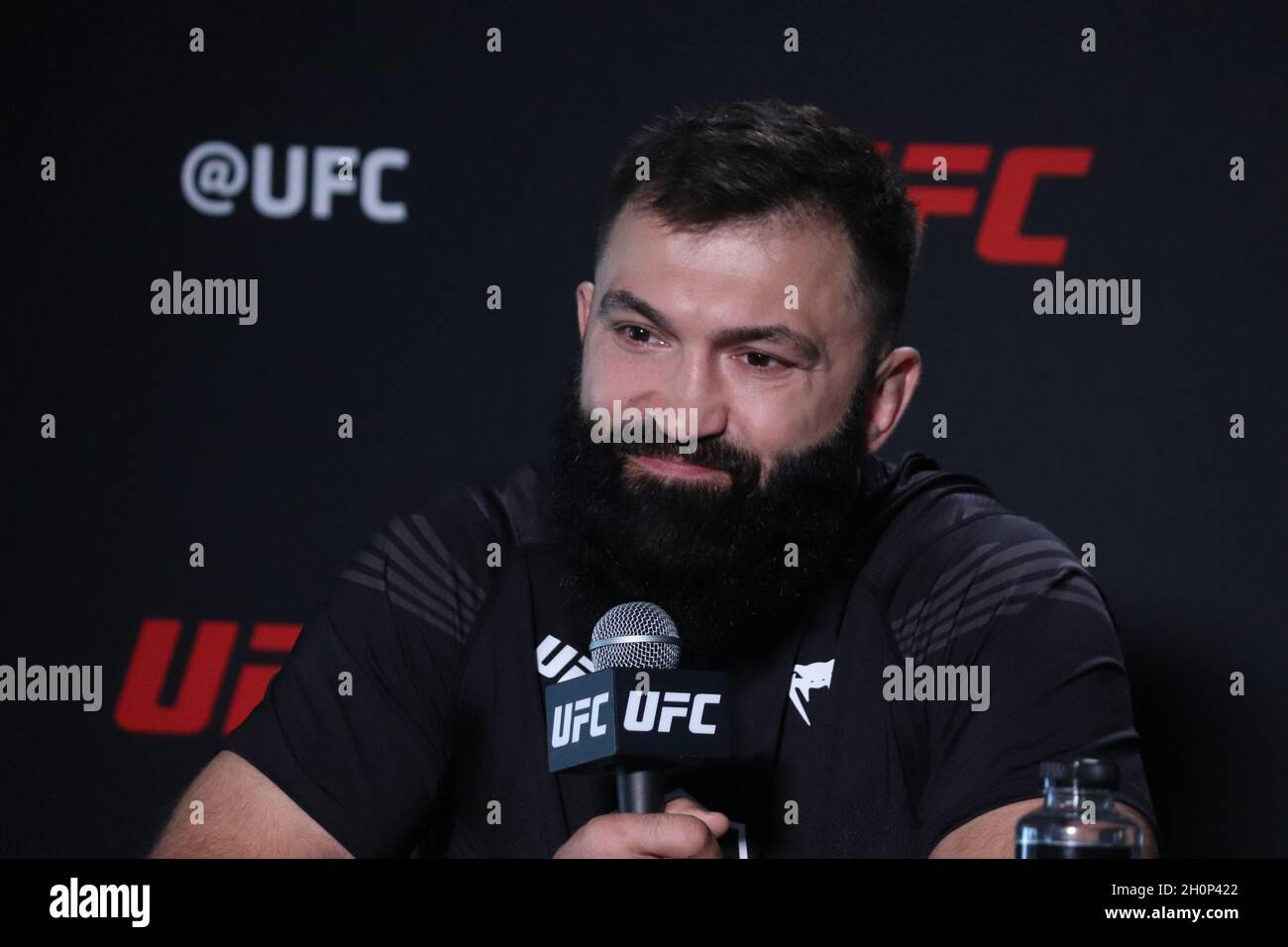 13 ottobre 2021: LAS VEGAS, NV - 13 OTTOBRE: Andrei Arlovski interagisce con i media durante la UFC Vegas 40: Ladd v Dumont Media Day alla UFC Apex il 13 ottobre 2021 a Las Vegas, Nevada, Stati Uniti. (Credit Image: © Diego Ribas/PX Imagens via ZUMA Press Wire) Foto Stock