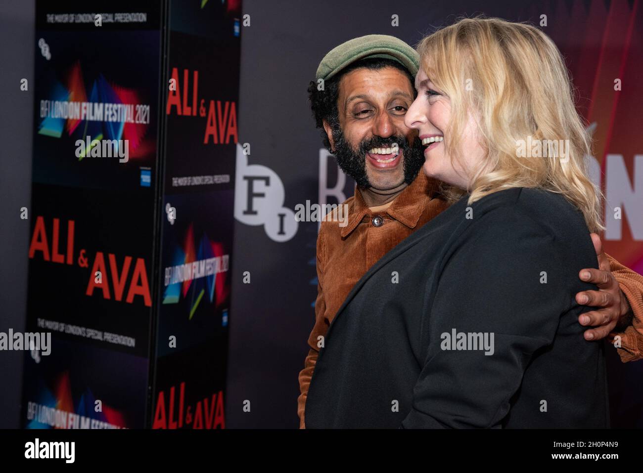 Londra, Regno Unito. 13 ottobre 2021. Adeel Akhtar (a sinistra) e Claire Rushbrook (a destra) partecipano al 'Ali & Avaa' UK Premiere, 65esimo BFI London Film Festival presso la Royal Festival Hall. Credit: SOPA Images Limited/Alamy Live News Foto Stock