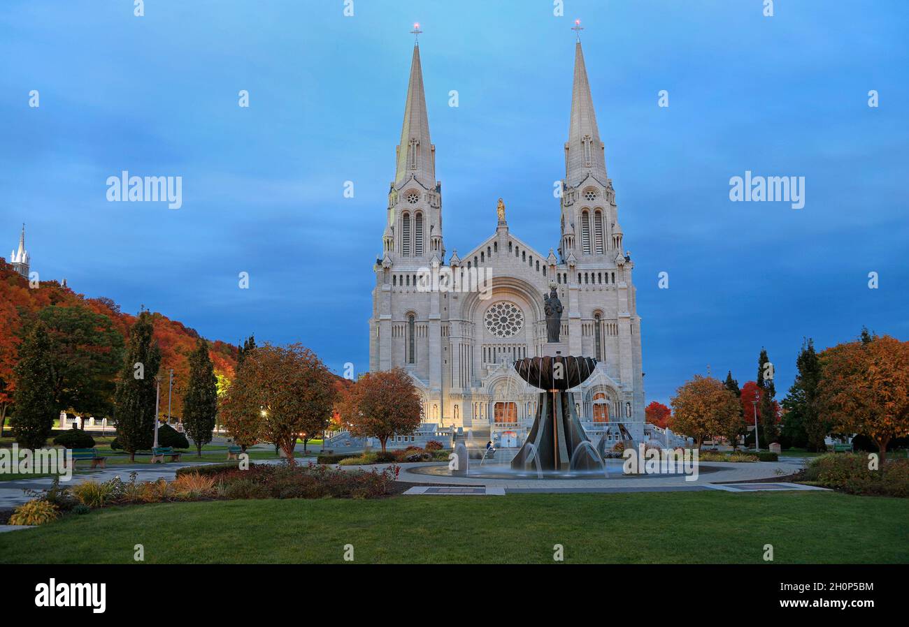 Basilica di Sainte-Anne-de-Beaupre con colori autunnali sullo sfondo, Quebec, Canada Foto Stock