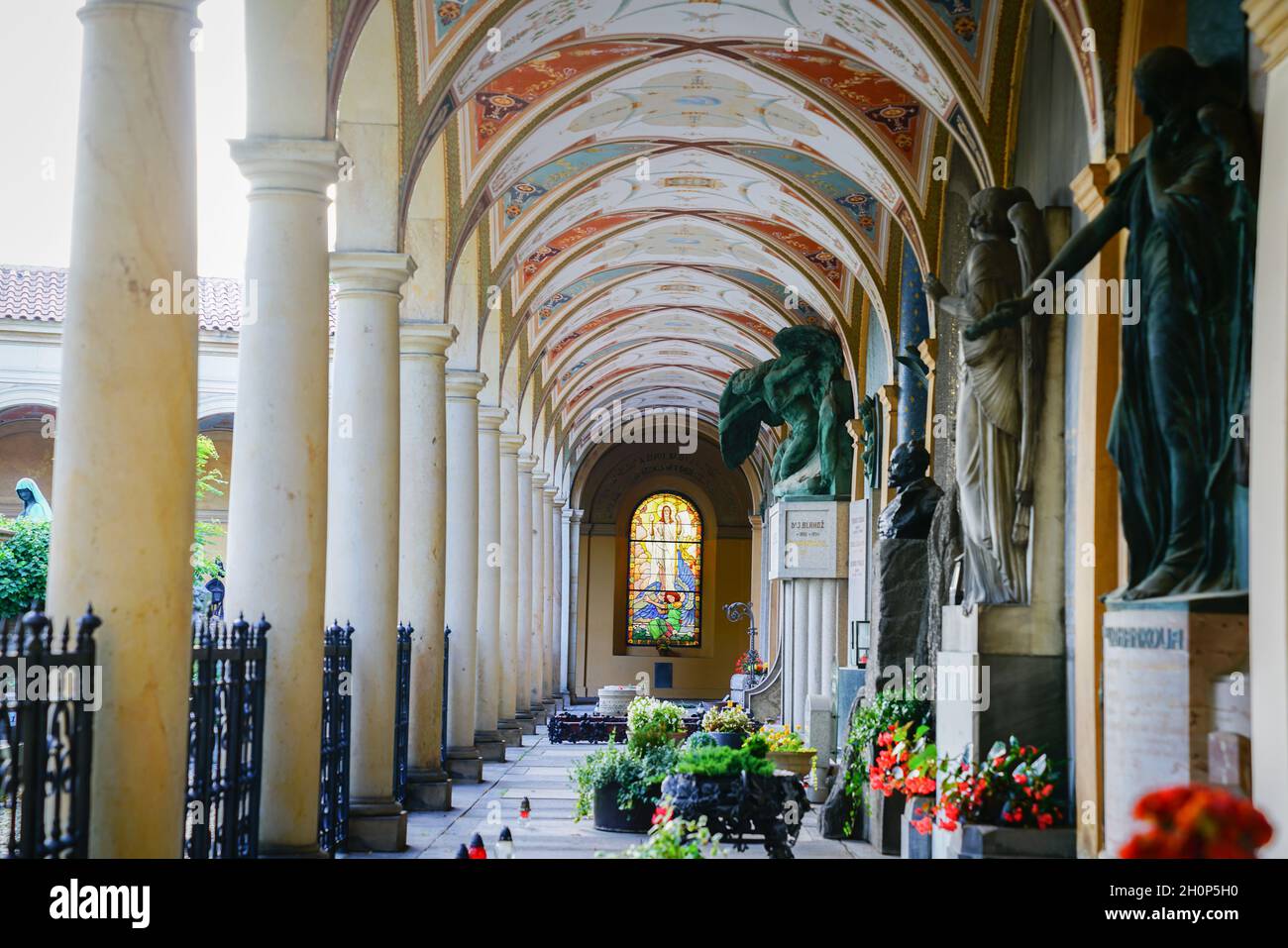 Praga Repubblica Ceca - Agosto 31 2017; portico in stile architettonico neorinascimentale intorno al cimitero di Vysehrad Foto Stock