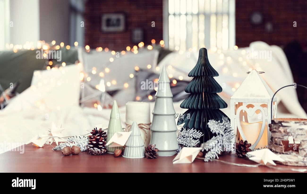 Varie decorazioni casa Natale o Capodanno composizione al tavolo da caffè Foto Stock