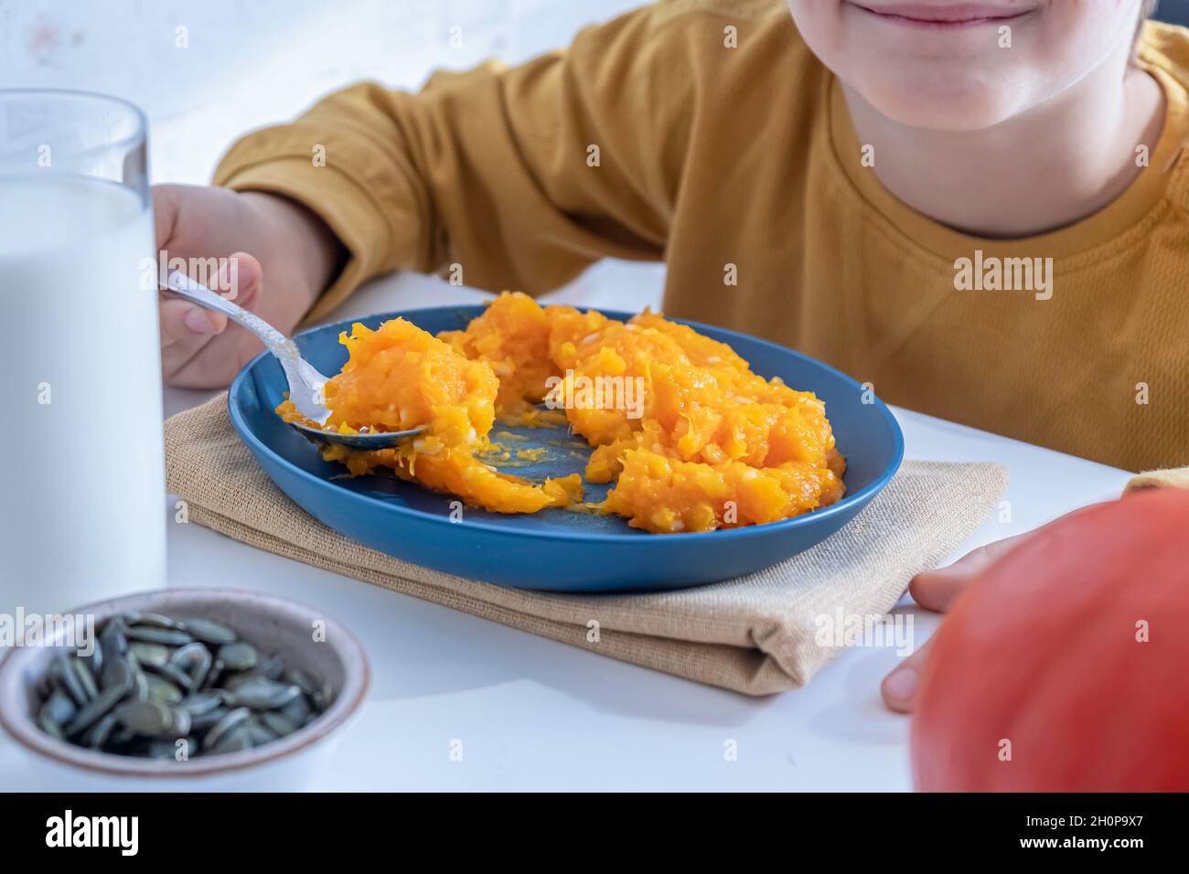 Porridge di zucca per bambini. Colazione per bambini Foto Stock