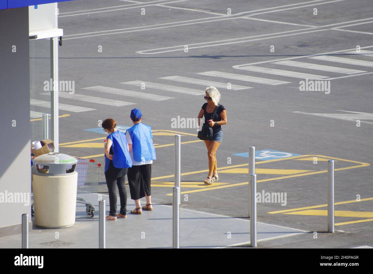 Una giovane bionda ben curata va in un centro commerciale per fare shopping Foto Stock
