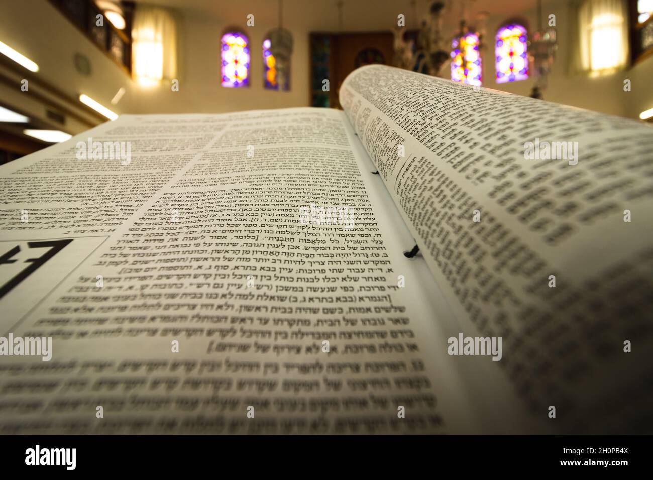 gerusalemme-isreale. 03-06-2021. Un'immagine ravvicinata, da un ampio angolo del Gemara - un libro di testo ebraico Torah. Sfondo sfocato Foto Stock
