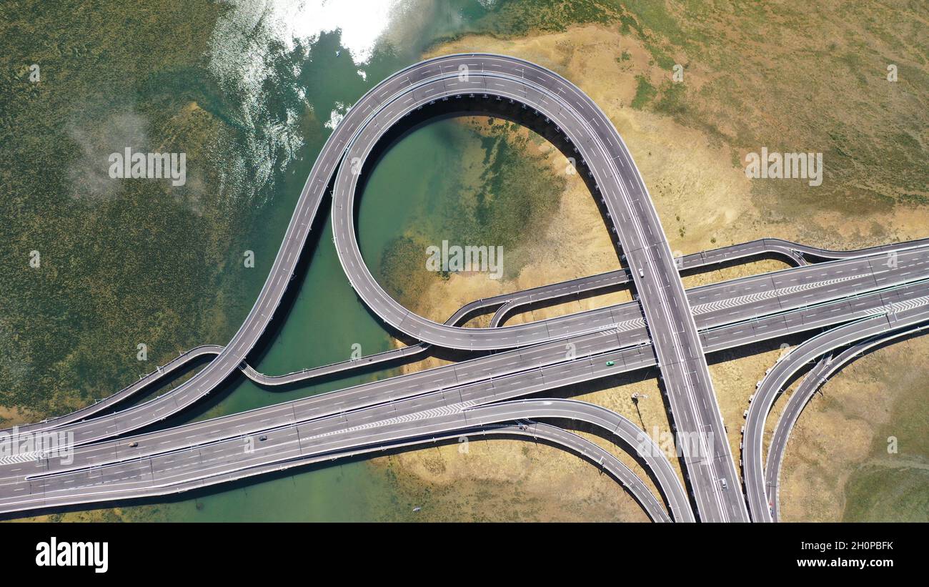 Strada a pedaggio anulare struttura e costruzione da vista aerea, natura e paesaggio urbano di Bali prima di atterrare all'aeroporto Foto Stock
