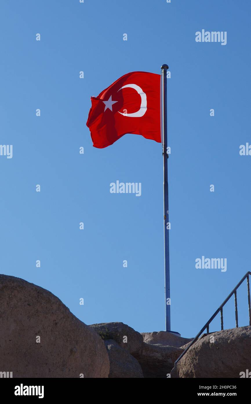 Bandiera turca che sventola nel vento con lo sfondo blu del cielo Foto Stock