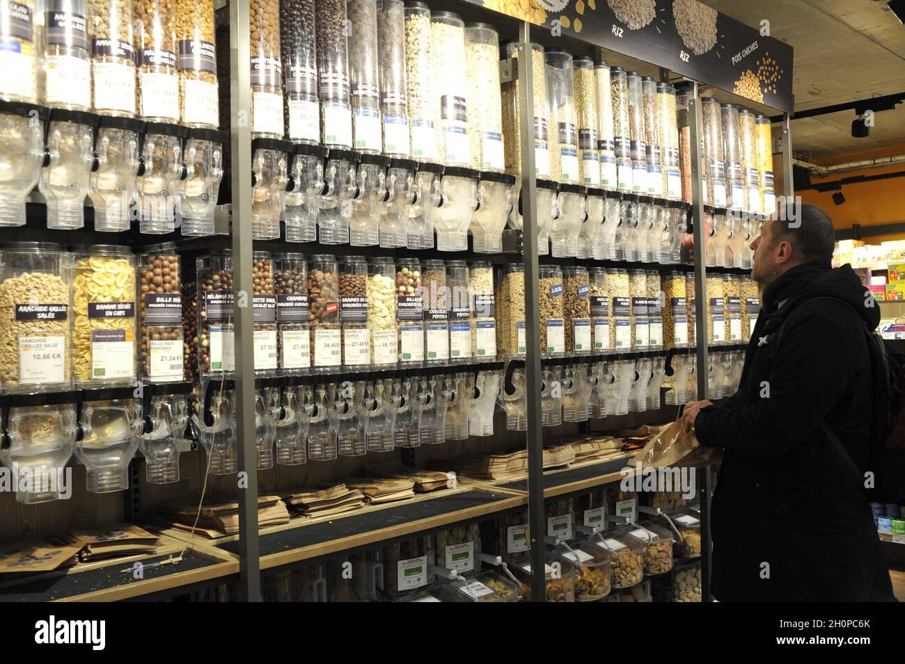 SEINE-SAINT-DENIS (93) MONTREUIL. UN SUPERMARCHE BIOCOOP PROPONE TOUTES SORTES DE PRODUITS EN VRAC ( BIOCOOP EST LE PREMIER RESEAU DE MAGASINS BIO EN Foto Stock