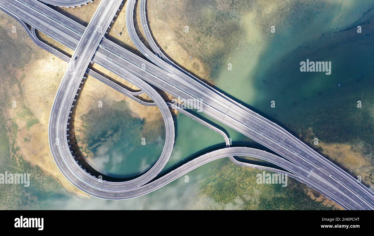 Vista aerea della struttura a pedaggio della tangenziale e della costruzione dalla vista aerea, dalla natura e dal paesaggio urbano di Bali prima dell'atterraggio all'aeroporto Foto Stock