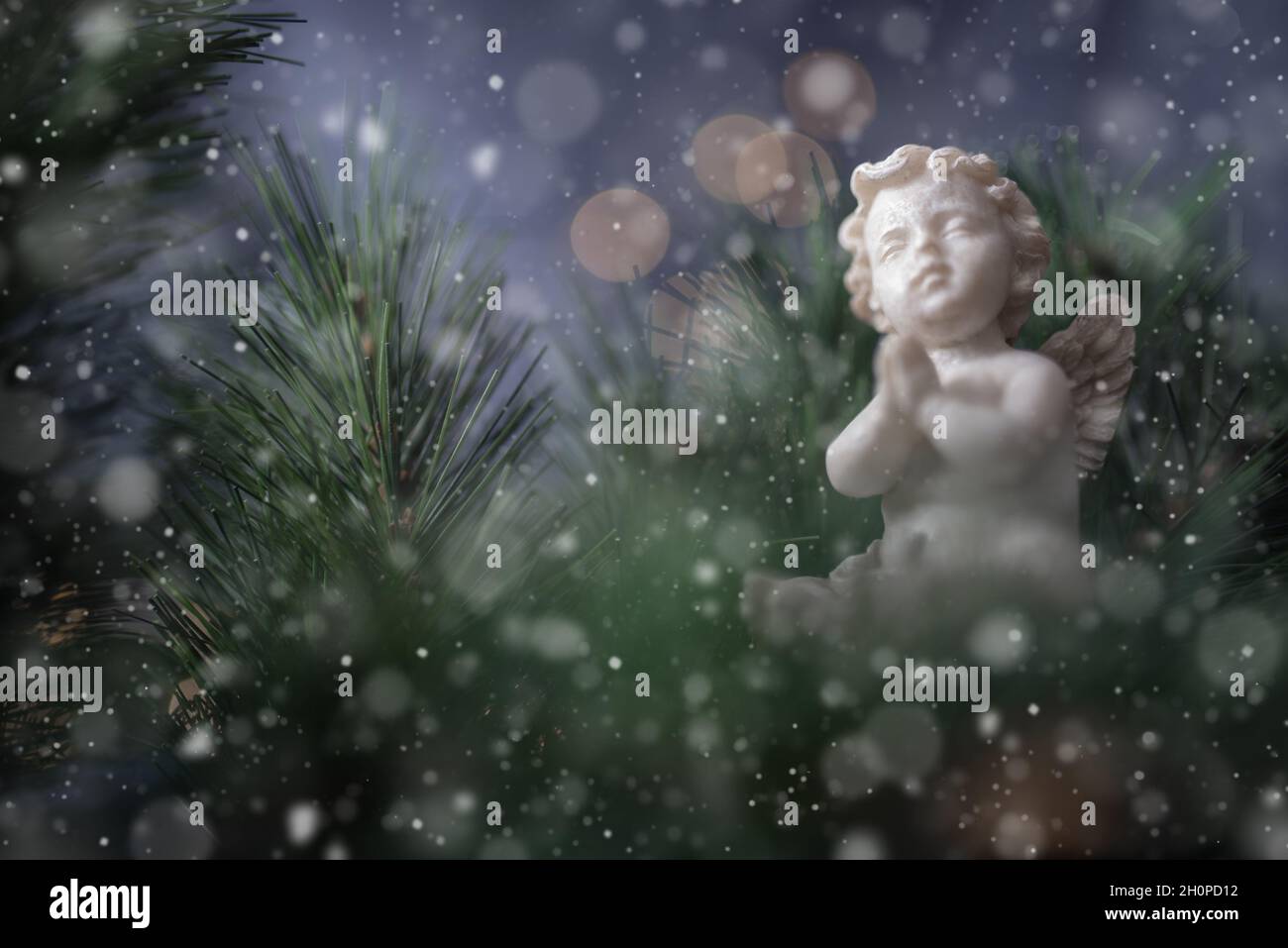 Angelo natalizio su sfondo astratto sfocato e luci dorate Foto Stock