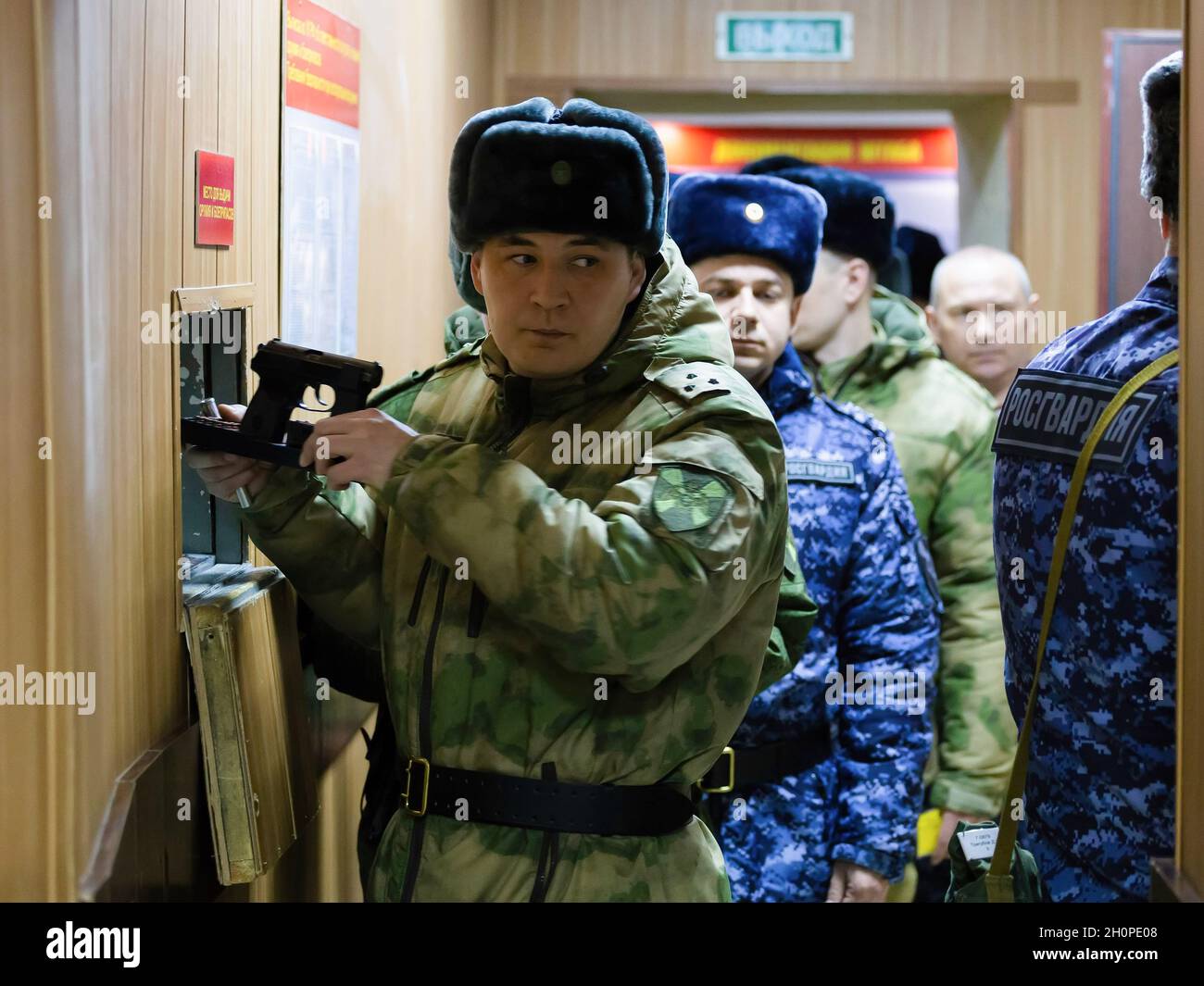 Gli ufficiali della Guardia Nazionale ricevono armi nella fase iniziale durante la fase di campo dell'esercizio. Nella regione di Voronezh si è svolto un complesso esercizio tattico e speciale. All'incontro hanno partecipato dipendenti e militari della Guardia Nazionale e uffici regionali dei dipartimenti di potere dello Stato. Foto Stock