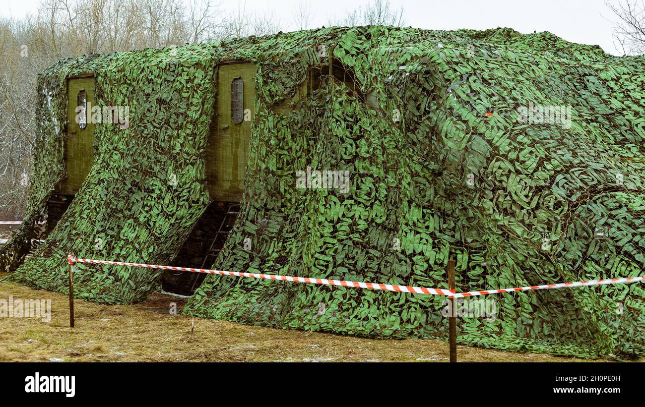 Posto di comando mascherato visto durante la fase di campo dell'esercizio. Nella regione di Voronezh si è svolto un complesso esercizio tattico e speciale. All'incontro hanno partecipato dipendenti e militari della Guardia Nazionale e uffici regionali dei dipartimenti di potere dello Stato. Foto Stock