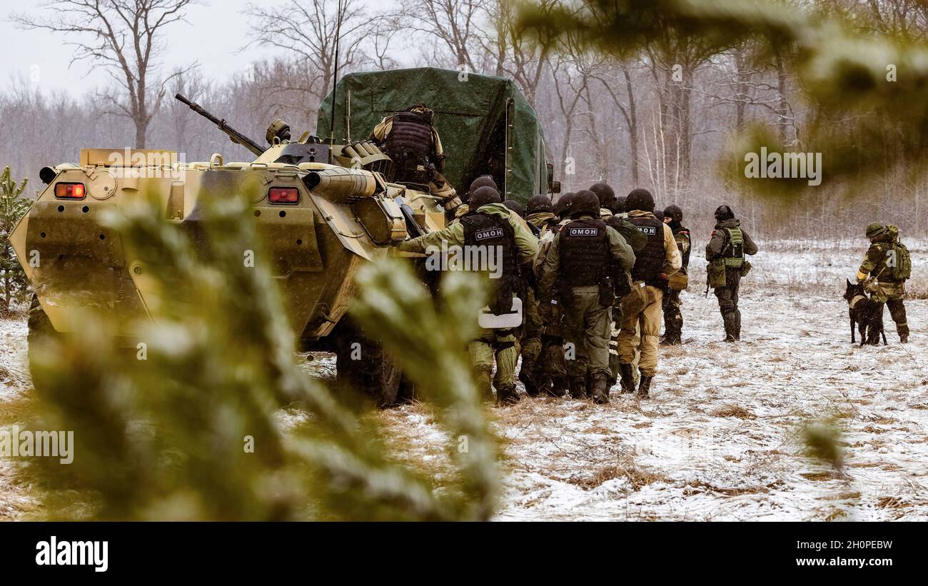 Voronezh, Russia. 4 aprile 2019. L'unità OMON si sposta sotto la copertura di attrezzature pesanti durante la fase di campo dell'esercizio. Nella regione di Voronezh si è svolto un complesso esercizio tattico e speciale. All'incontro hanno partecipato dipendenti e militari della Guardia Nazionale e uffici regionali dei dipartimenti di potere dello Stato. (Foto di Mihail Siergiejevicz/SOPA Imag/Sipa USA) Credit: Sipa USA/Alamy Live News Foto Stock