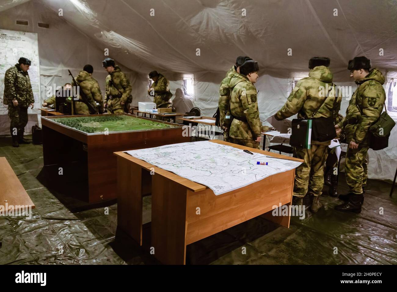 Voronezh, Russia. 4 aprile 2019. Posto di comando sul campo della Guardia Nazionale durante l'esercizio.Un complesso esercizio tattico e speciale ha avuto luogo nella regione di Voronezh. All'incontro hanno partecipato dipendenti e militari della Guardia Nazionale e uffici regionali dei dipartimenti di potere dello Stato. (Credit Image: © Mihail Siergiejevicz/SOPA Images via ZUMA Press Wire) Foto Stock